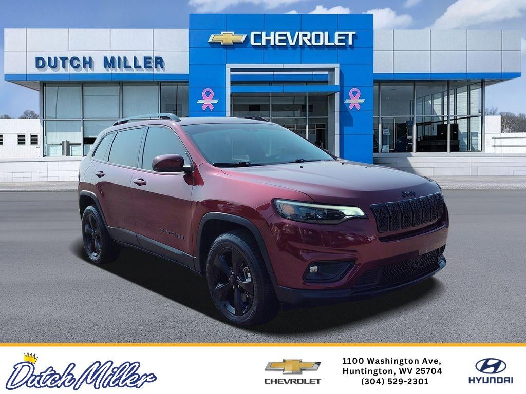 2021 Jeep Cherokee Altitude in Velvet Red Pearlcoat — front three-quarter view